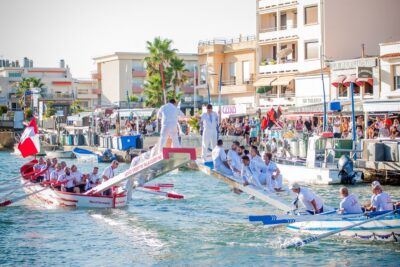Les compétiteurs appelés « jouteurs » sont positionnés sur une plate-forme se situant à près de trois mètres de l'eau, à l'extrémité de chaque barque. Cette plate-forme porte le nom de tintaine. Sur la partie basse de la tintaine, se tiennent les jouteurs des prochaines joutes. - Agrandir l'image 1 sur 4, fenêtre modale